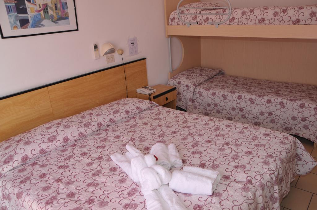 Family Room,425122599:JPEG