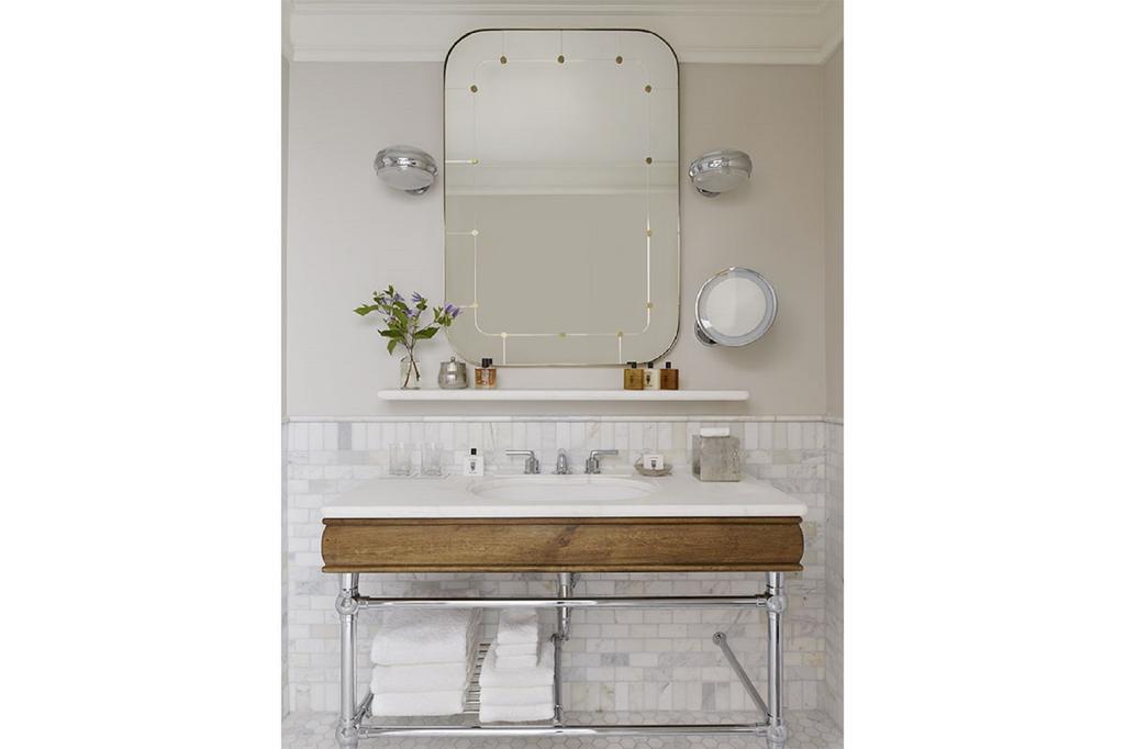 Queen Room Bathtub Mobility Accessible