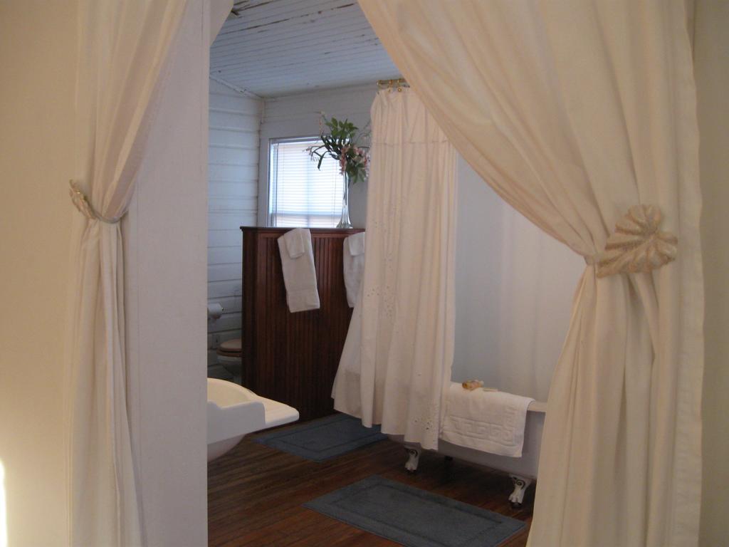 Double Room with Private Bathroom (Suzanne)