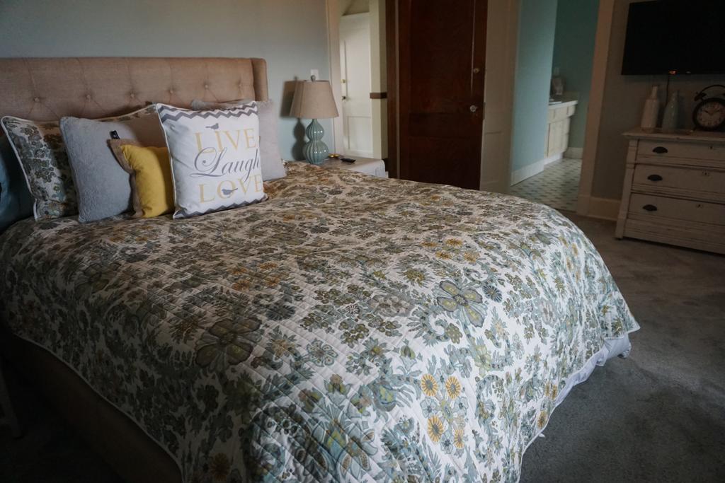 Standard Queen Room Lake View Third Floor
