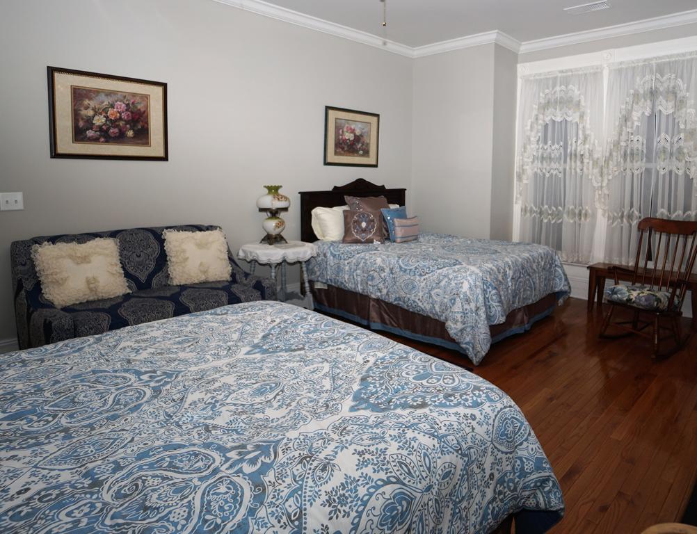 Antique Headboards Hardwood Floors,712507777:JPEG