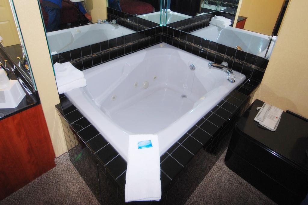 Deluxe King Room Spa Bath