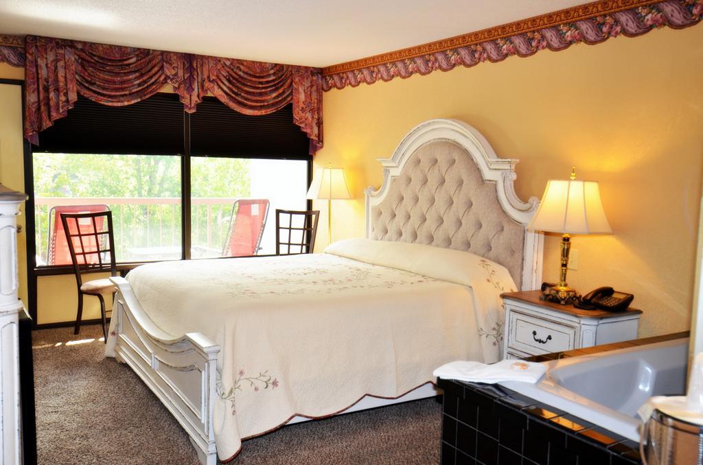 Deluxe King Room Spa Bath