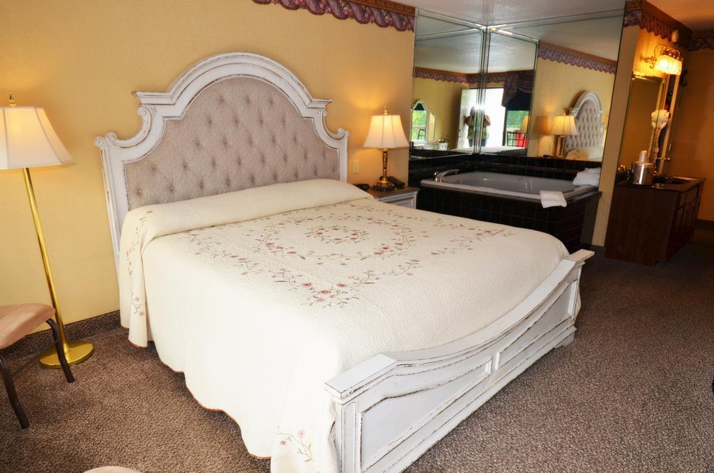 Deluxe King Room Spa Bath