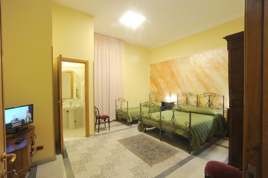 Triple Room Bathroom,442097094:JPEG