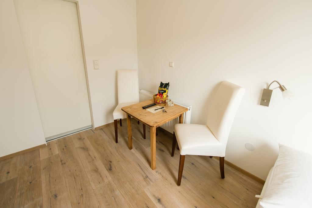 Twin Room,1557076279:JPEG