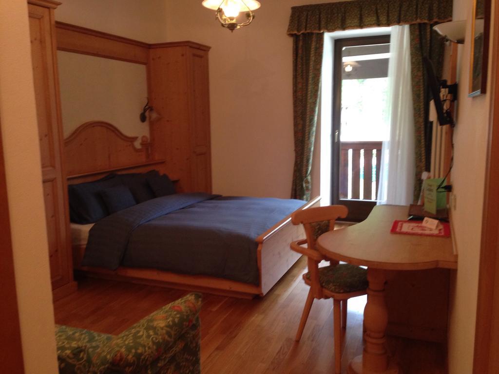 Double or Twin Room Partial Lake View,1772932710:JPEG
