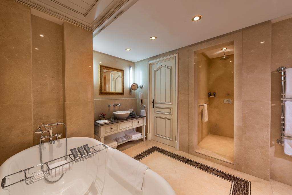 Deluxe Suite Garden Side