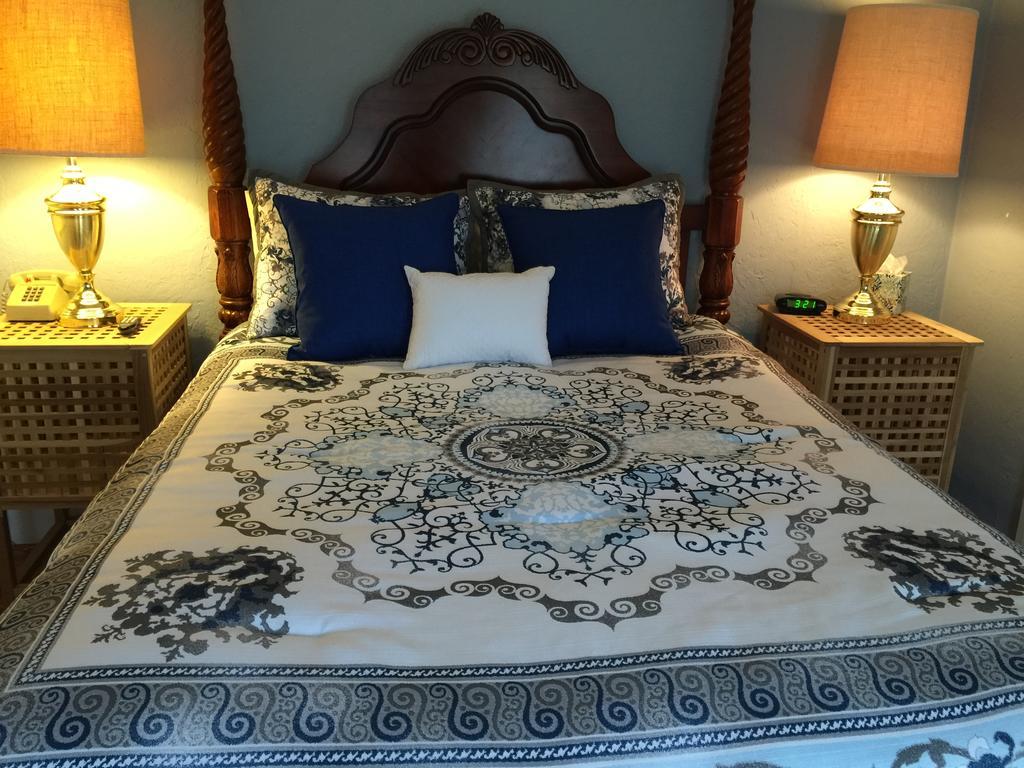 Queen Suite with Spa Bath