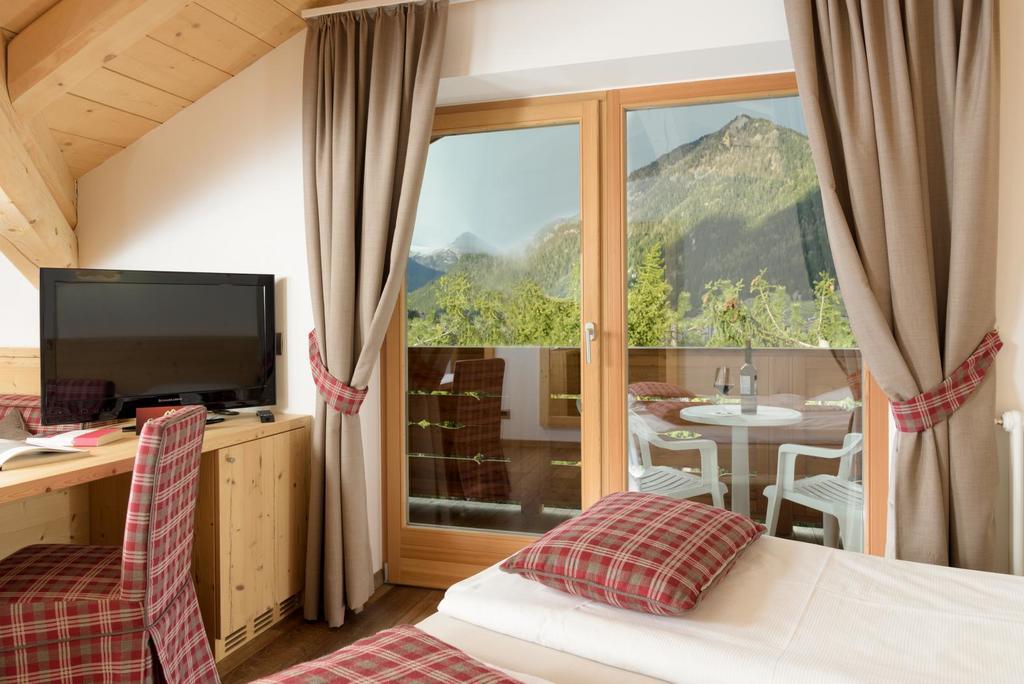 Large Double or Twin Room,446125047:JPEG