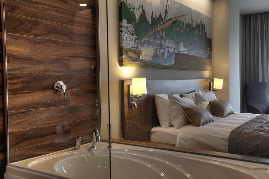 Executive Corner Room Bath