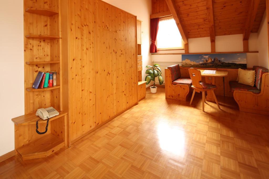 One-Bedroom Apartment Balcony,44791432:JPEG