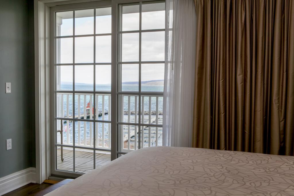 Deluxe Queen Room Patio Lake View,450209697:JPEG