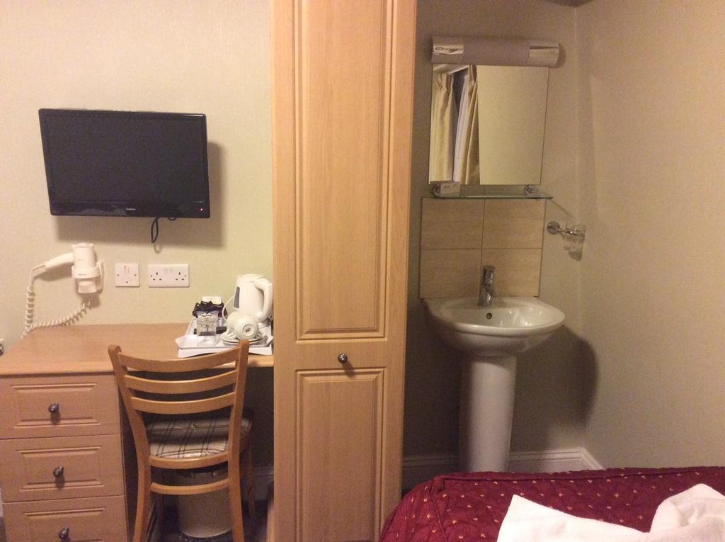 Standard Twin Room Toilet