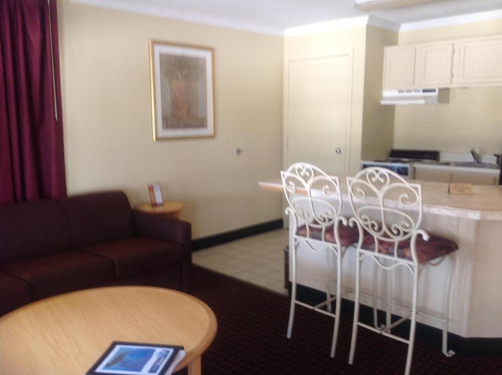 1 King Bed Studio Suite Efficiency Room Non-Smoking,1279507216:JPEG
