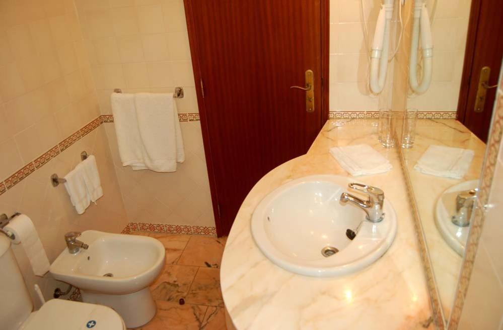Economy Double Room,23776164:JPEG