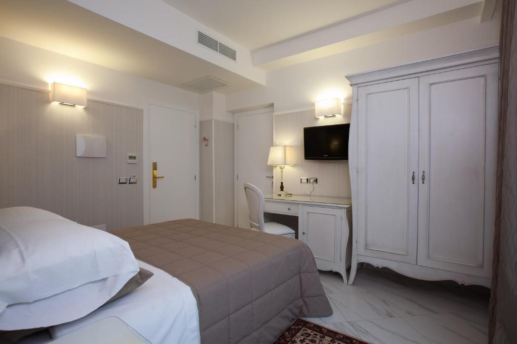 Double or Twin Room Spa Access,693526026:JPEG