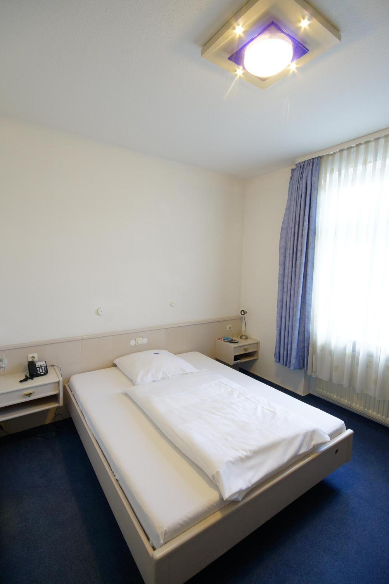 Economy Double Room,702260992:JPEG