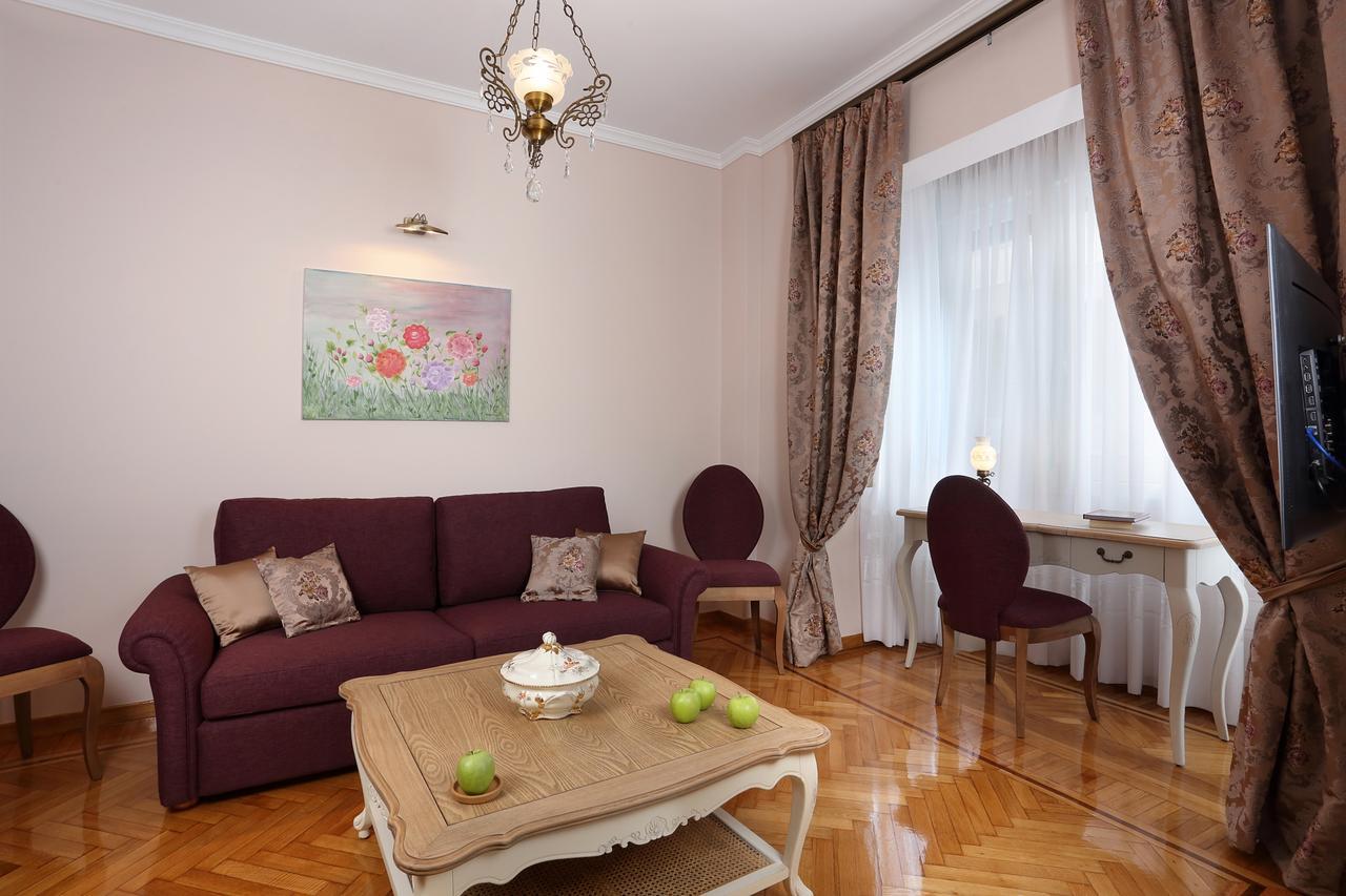 Deluxe Apartment Separate Kitchen