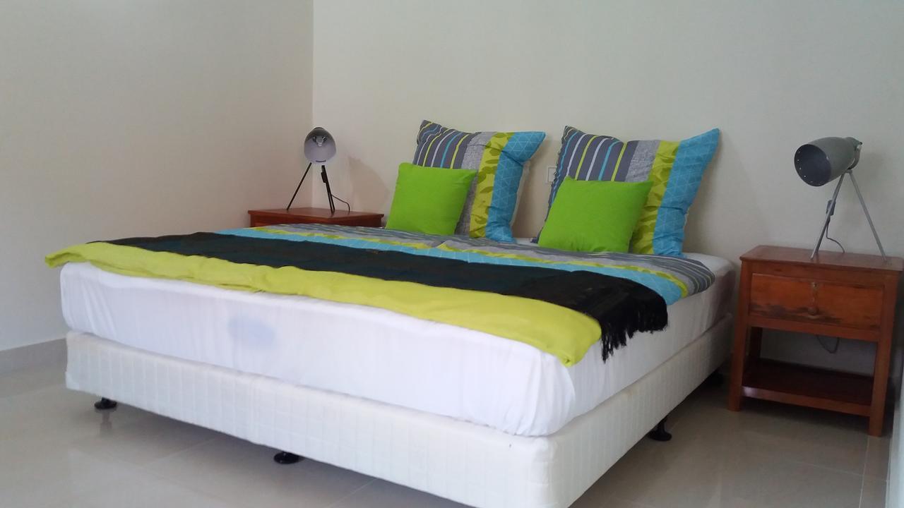 Zimmer mit Kingsize-Bett und Seeblick