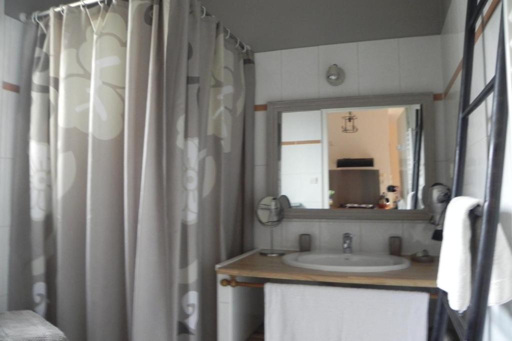 Apartment Shower,118870606:JPEG
