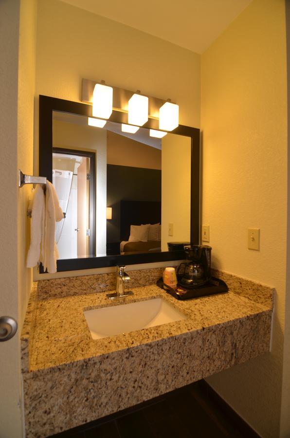 Superior King Studio Suite with Pool View - Non-Smoking