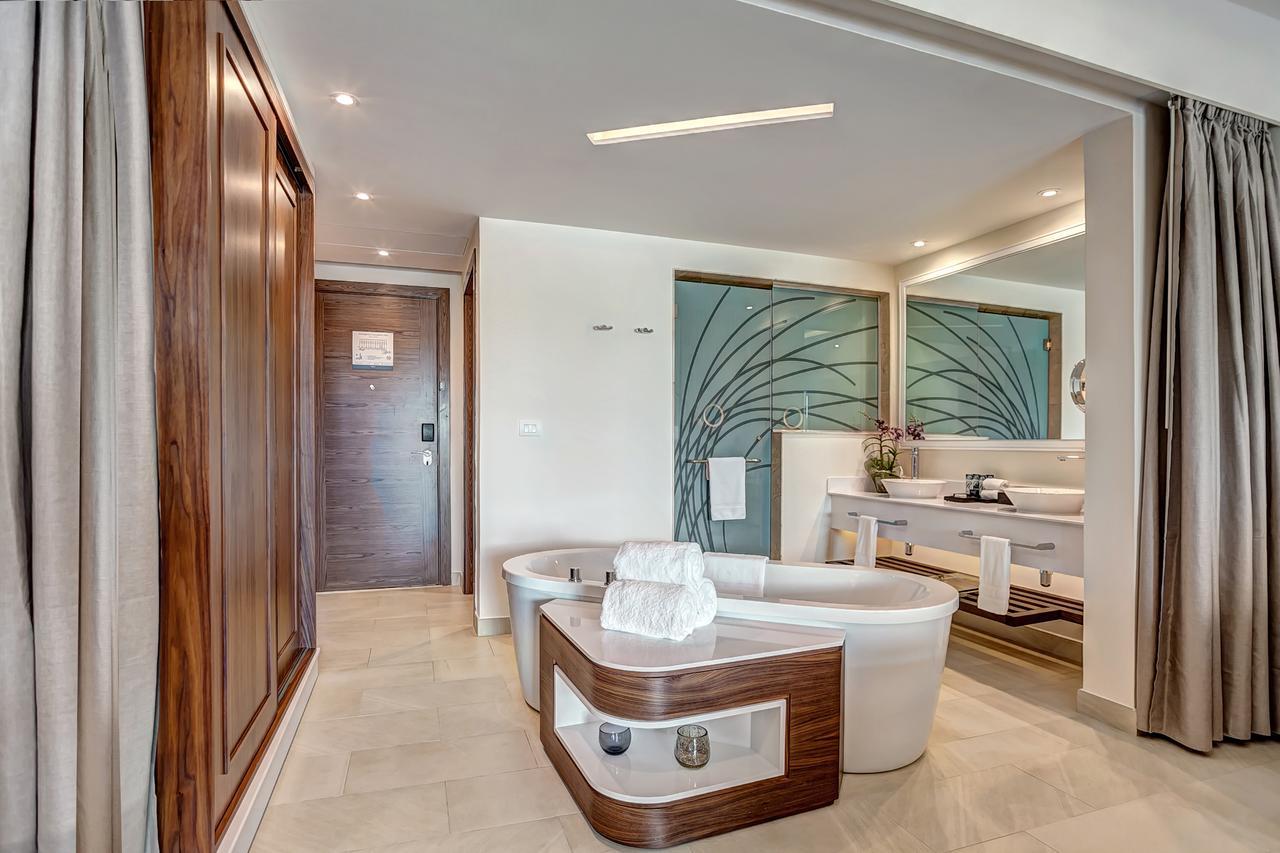Luxury Junior Suite Swim Out,535971933:JPEG