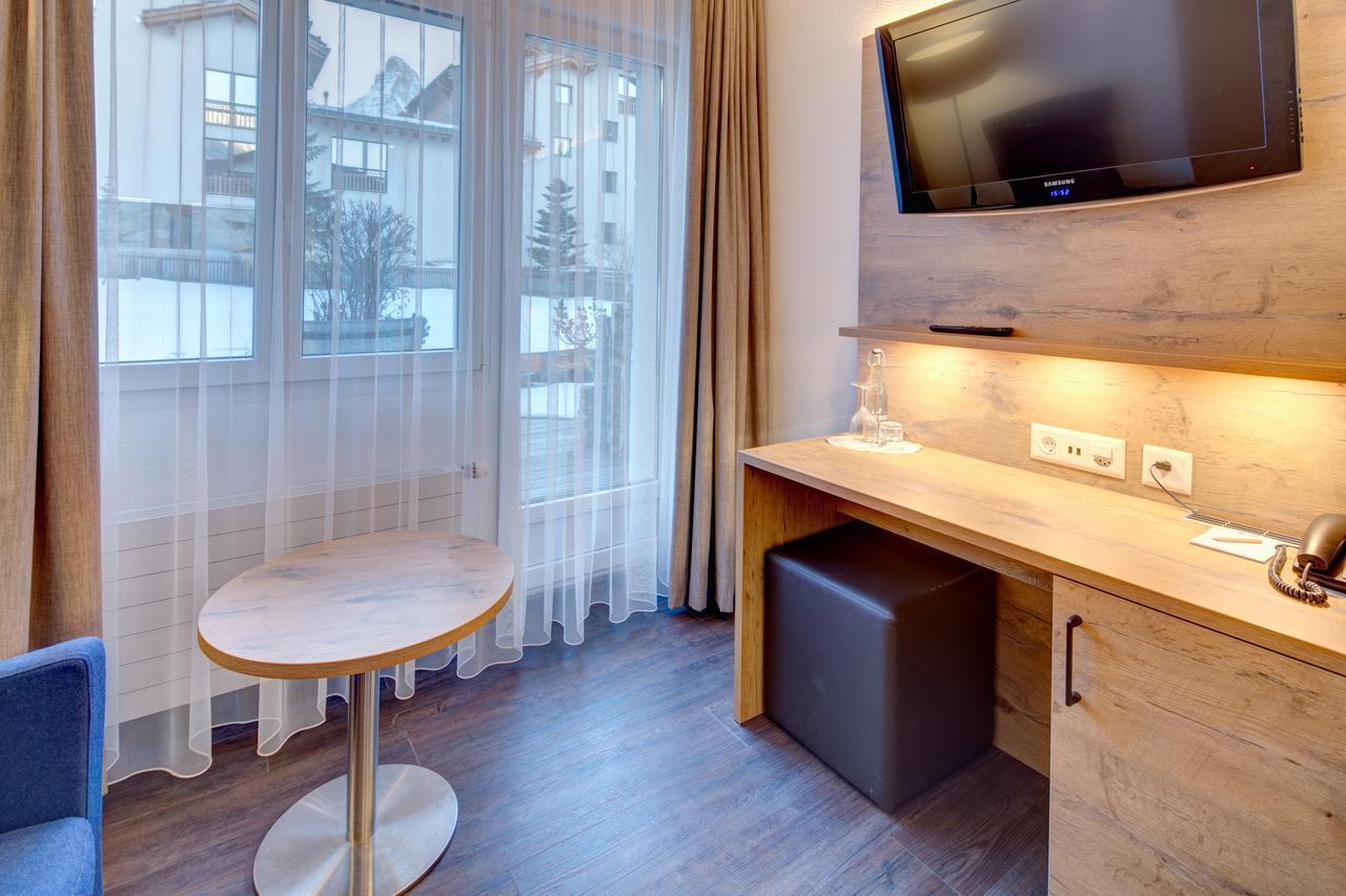 Single Room,699093336:JPEG