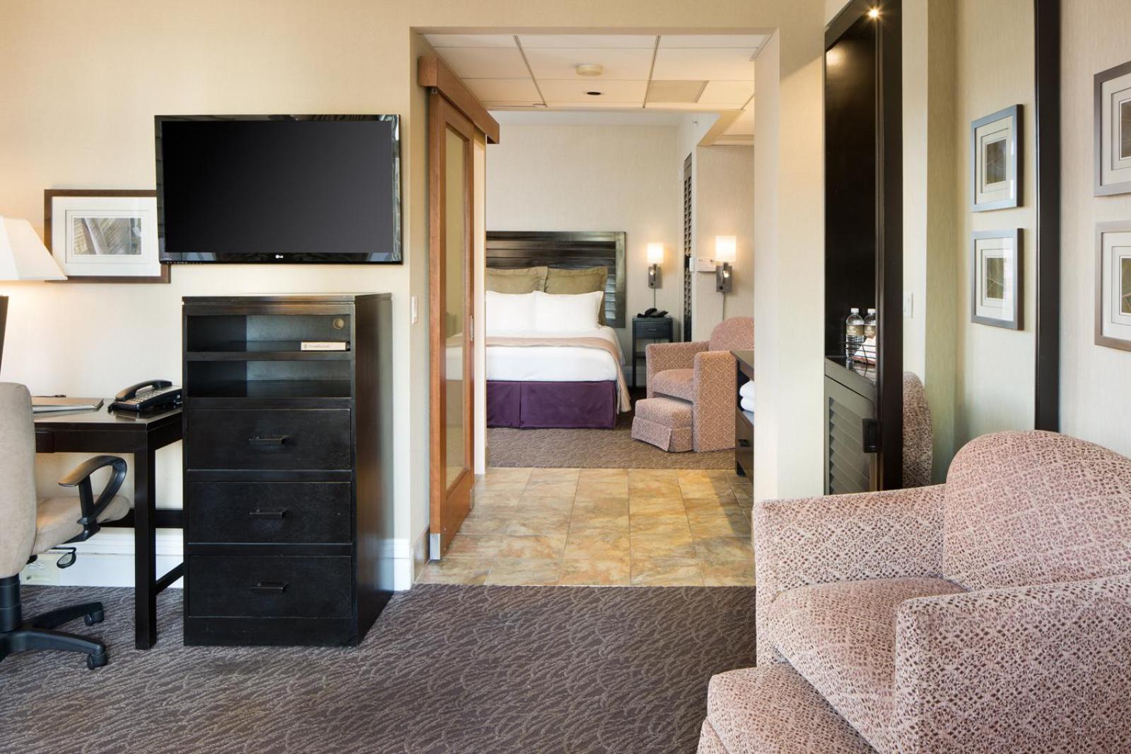 Deluxe King Suite,539274750:JPEG