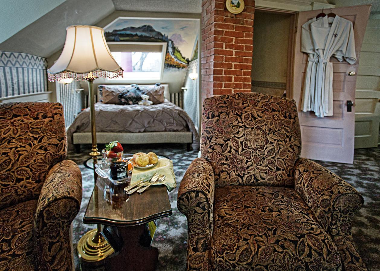 Deluxe Queen Suite