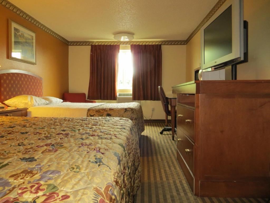 Queen Room Two Queen Beds Non-Smoking,54053713:JPEG