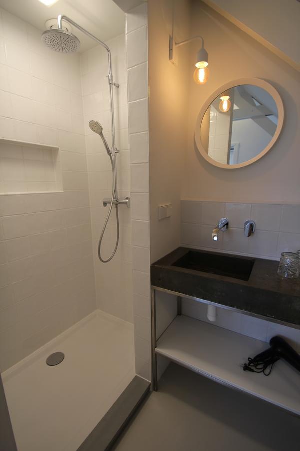 Deluxe Double Room Shower