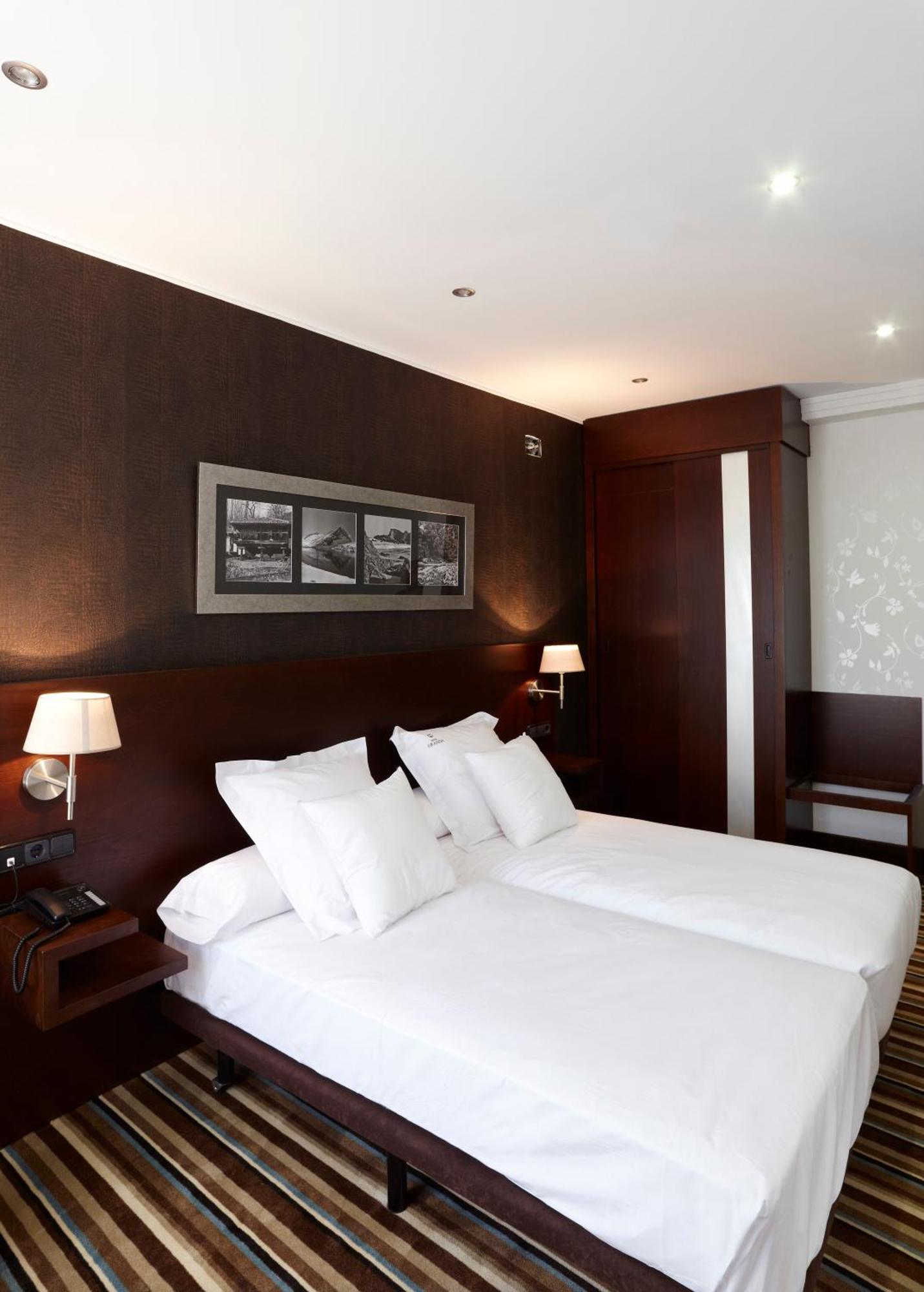 Standard Room,695451681:JPEG