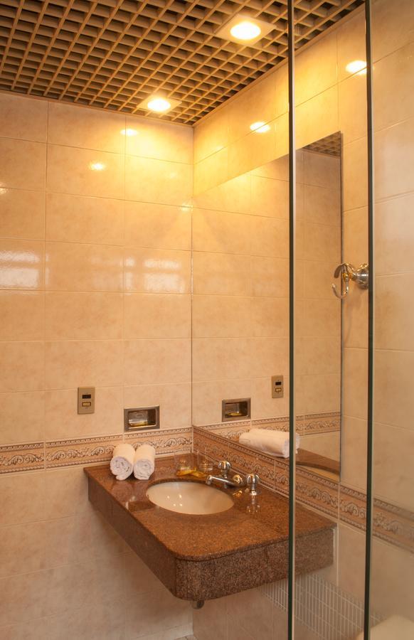 Twin Room Bathroom,560525520:JPEG