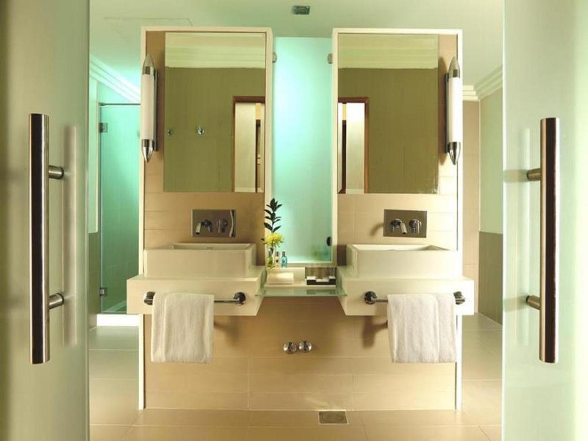 Executive Deluxe Suite complimentary shuttle to DXB Airport Terminal 1 & 3,1005015616:JPEG