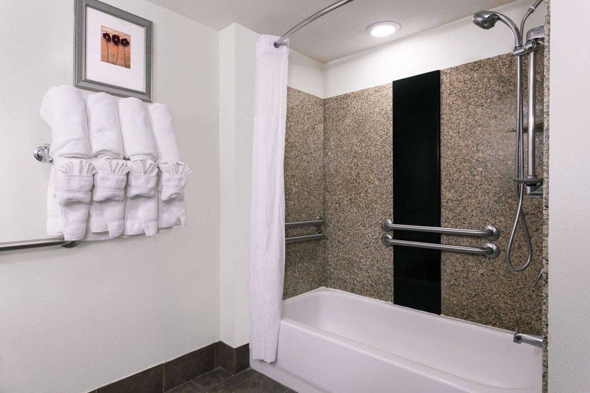 King Room with Bath Tub - Mobility Accessible/Non-Smoking