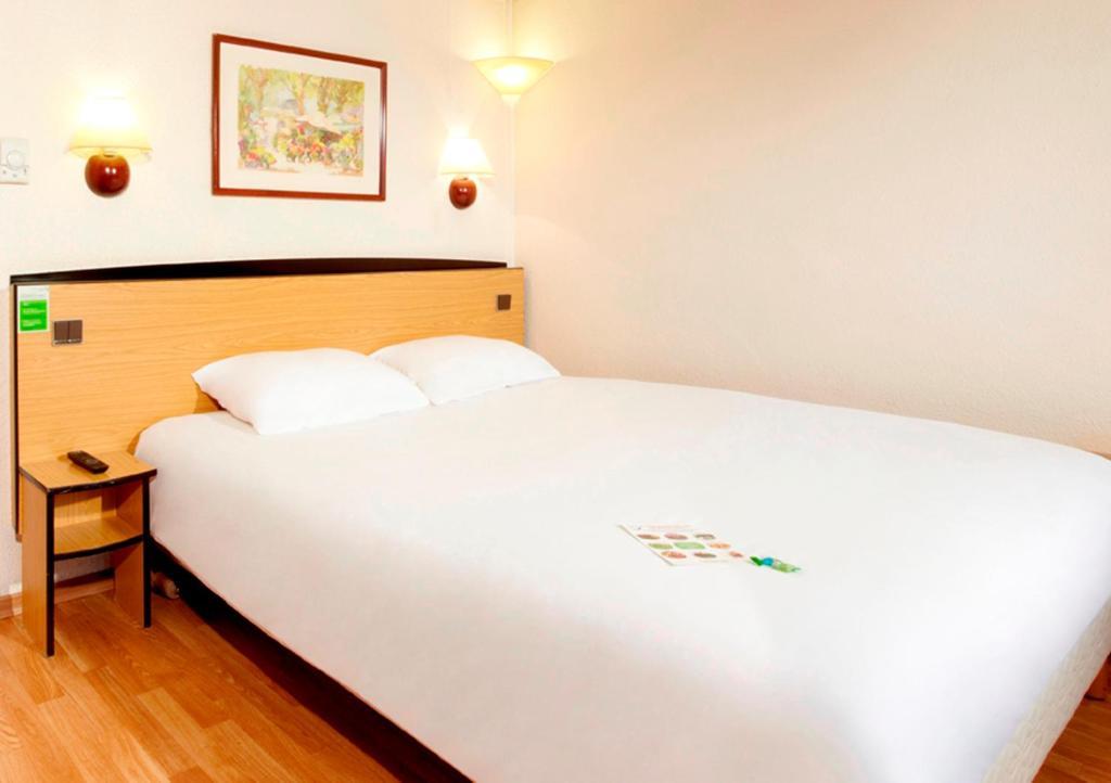 Triple Room 1 Double bed 1 Junior Bed,700929184:JPEG
