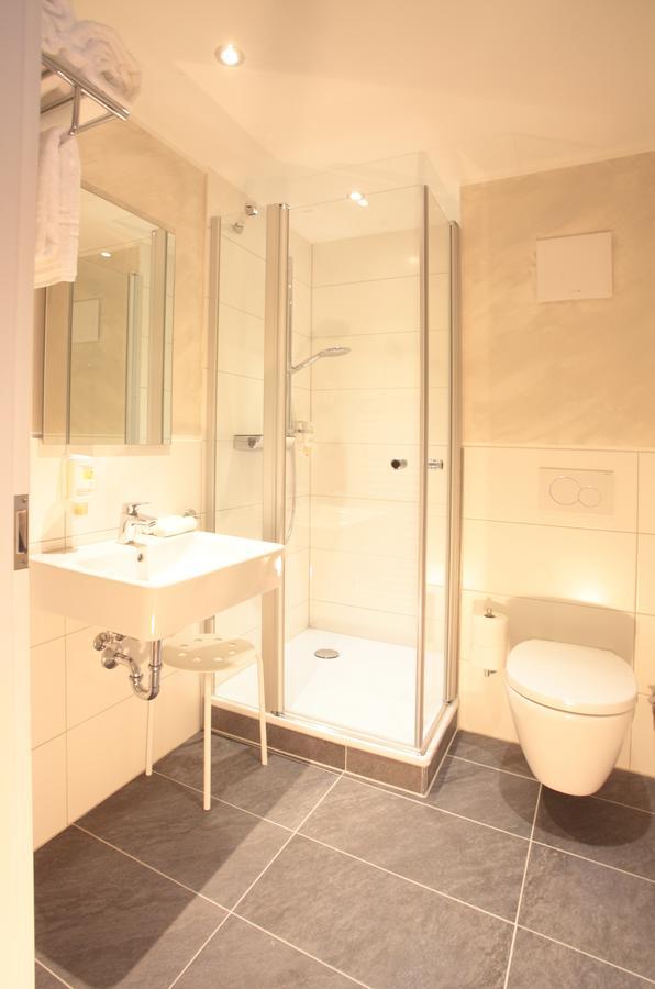 Single Room Bathroom,587141376:JPEG