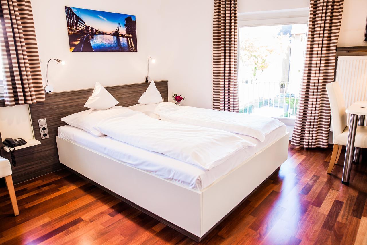 Small Double Room,587987457:JPEG