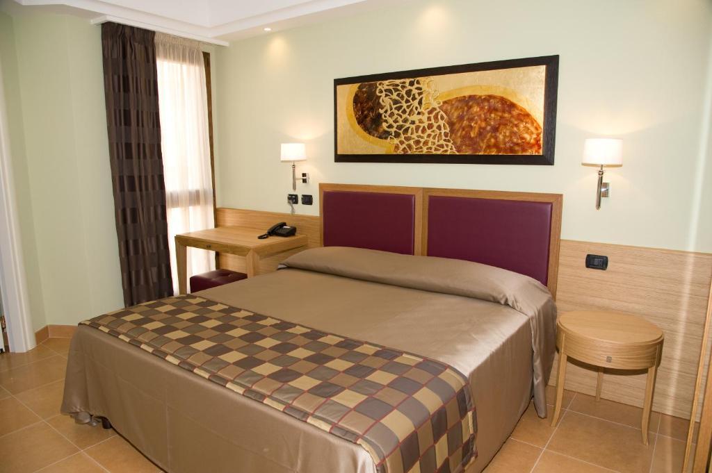 Standard Double or Twin Room,688564410:JPEG