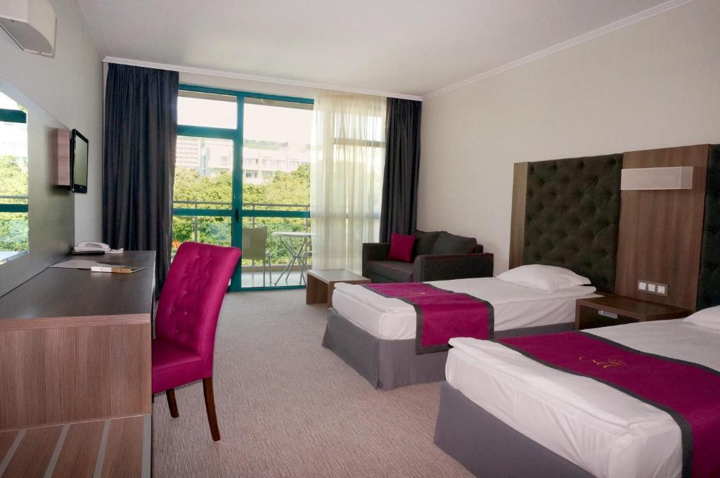 Double or Twin Room Park View Balcony Minibar Drinks,308931041:JPEG
