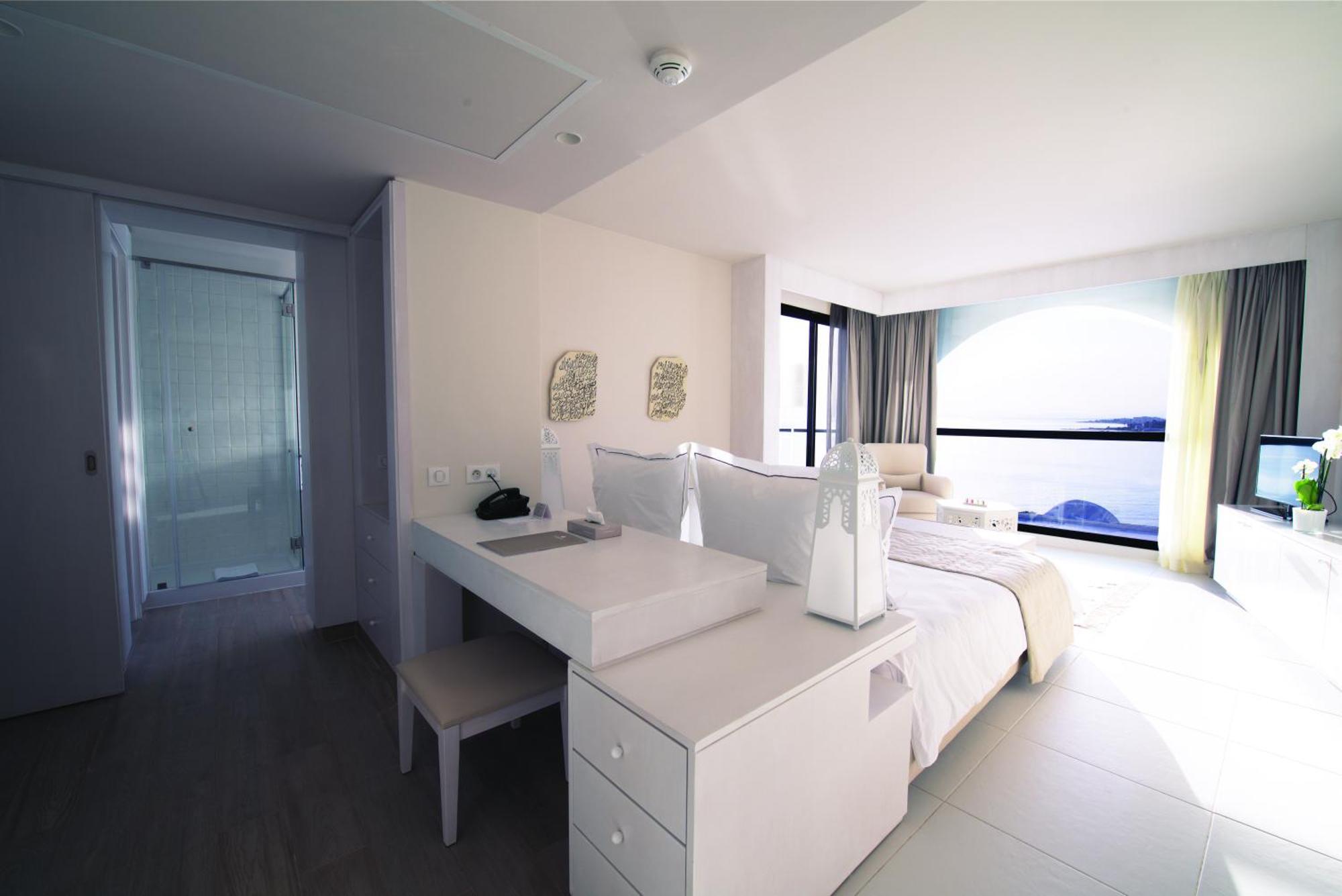 Deluxe Twin or Double Suite Partial Sea View,574547499:JPEG