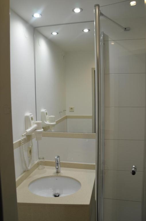 Economy Double or Twin Room,60893212:JPEG