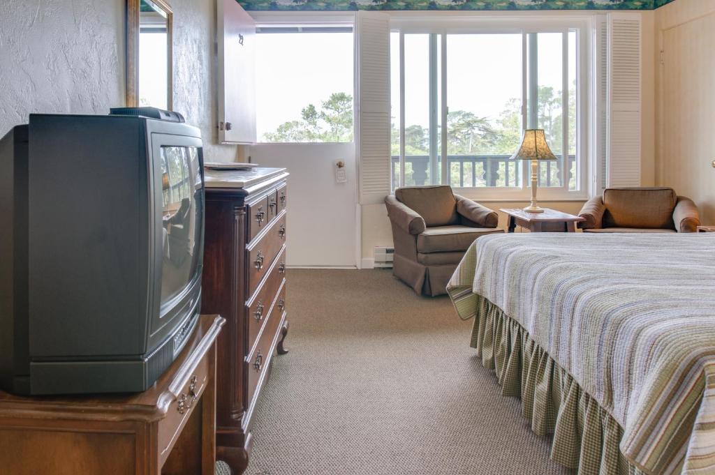 Queen Room Pool View