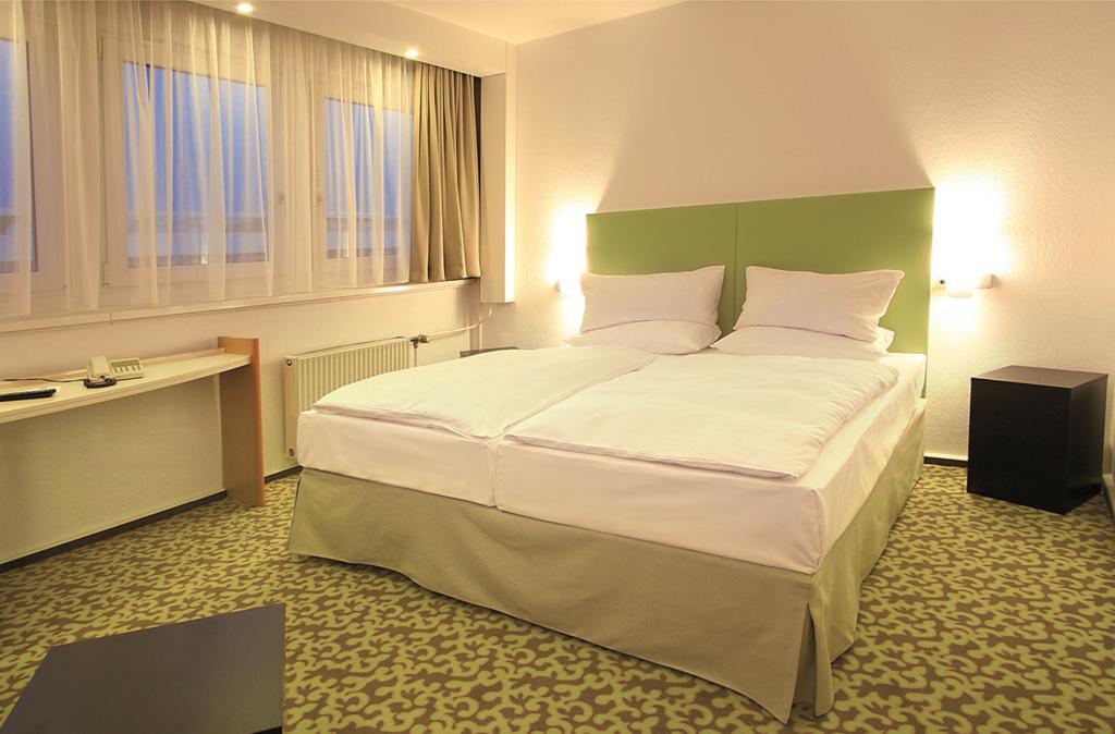 Standard Suite 1 double bed 2 sofas,570118260:JPEG