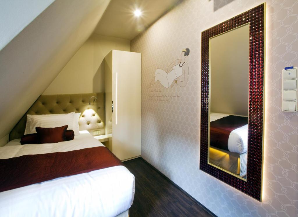 Single Room,62145502:JPEG
