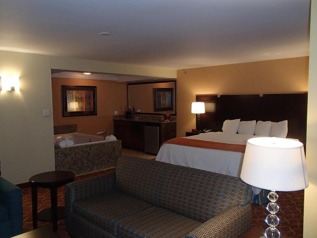 Deluxe King Suite - Non-Smoking