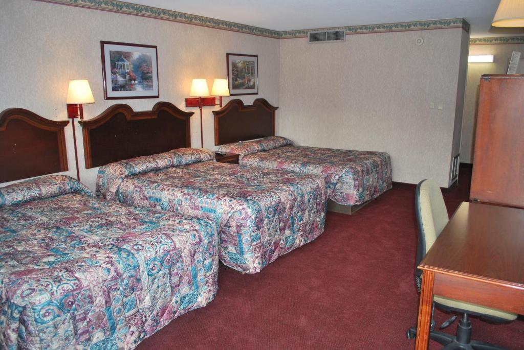 Deluxe Room Three Double Beds