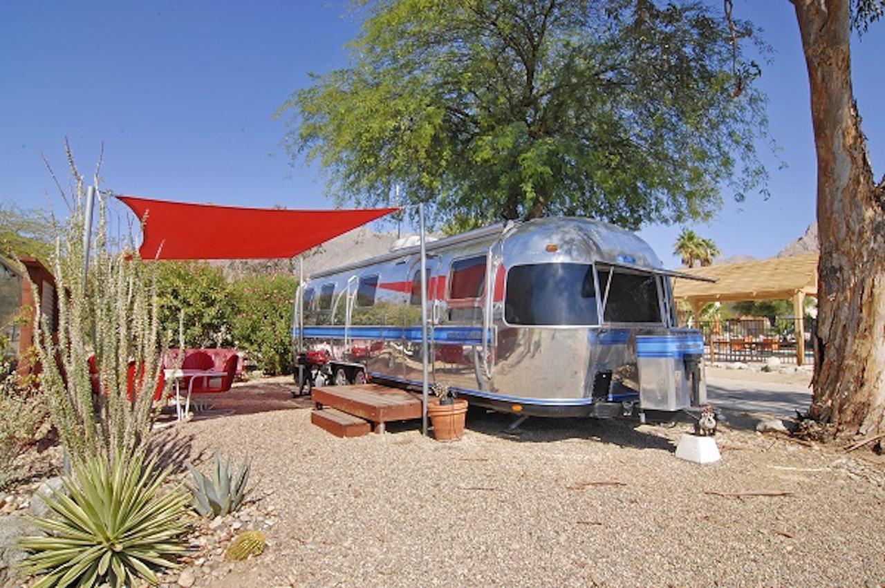 Vintage Airstream Queen Bed,656621061:JPEG