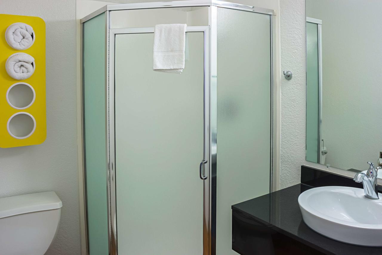 Queen Room - Non-Smoking